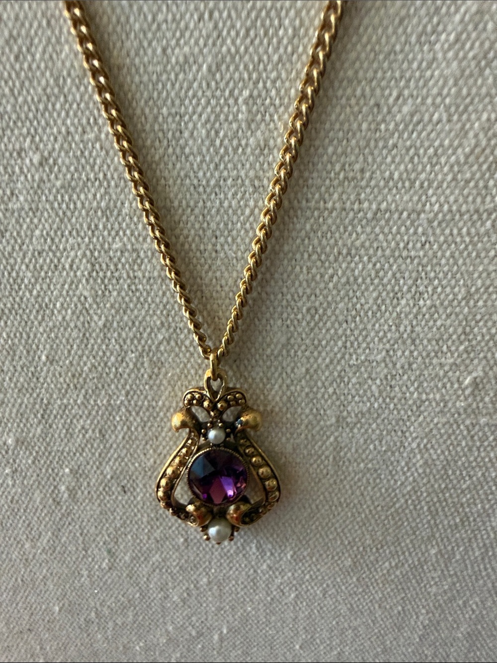Vintage 1974 Avon Queensbury Collection Gold Tone Pendant Necklace.